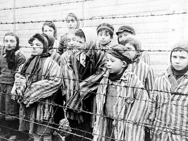 Bambini nel lager di Auschwitz